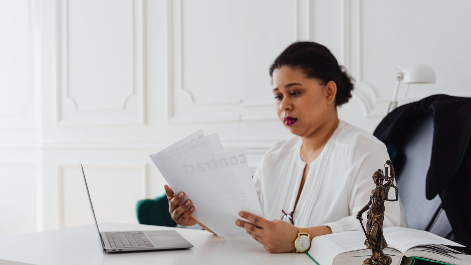 Consulta de documentación jurídica sobre una mesa de trabajo