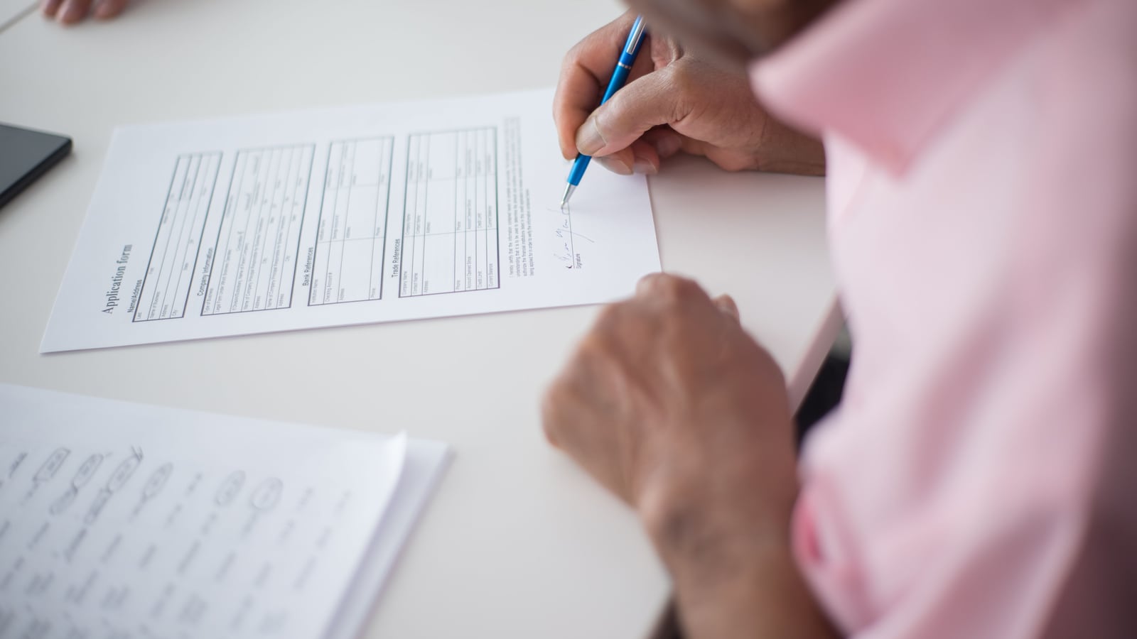 Cumplimentación de un formulario de evaluación sobre una mesa