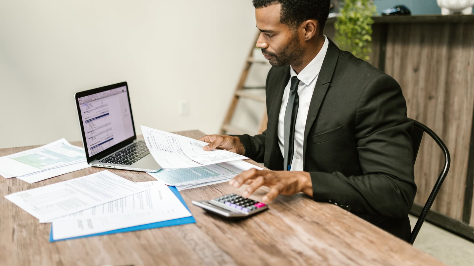 Empresario revisando la financiación y los costes de su negocio