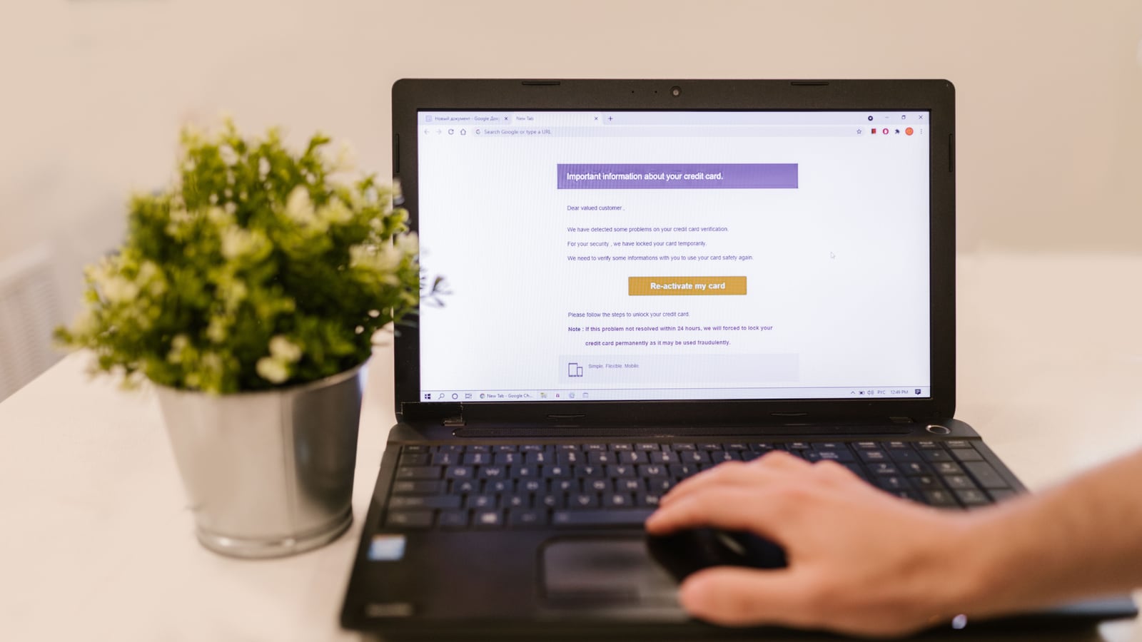 Revisión de una factura y una transferencia en un ordenador de oficina