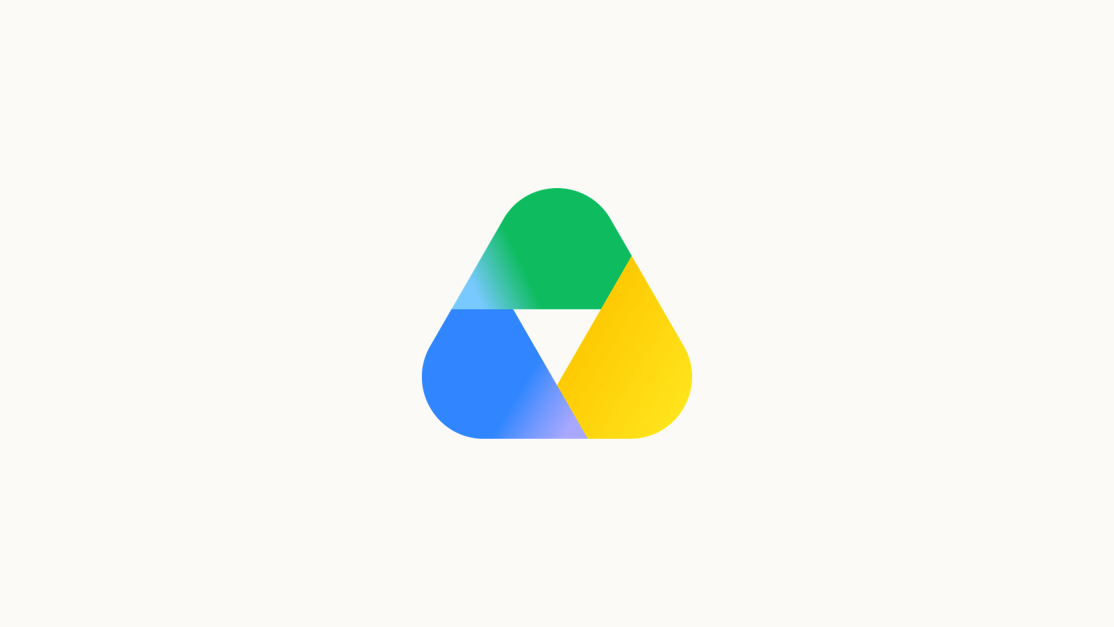 Logotipo de Google Drive: un triángulo de esquinas redondeadas formado por tres bandas —verde arriba, azul a la izquierda y amarilla a la derecha— con el centro hueco, sobre fondo claro.