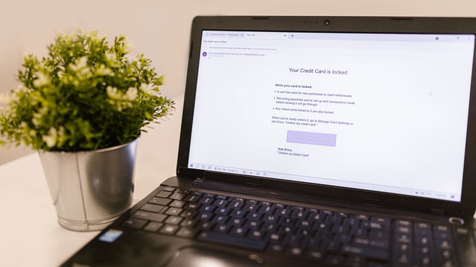 Aviso de correo fraudulento en la pantalla de un portátil