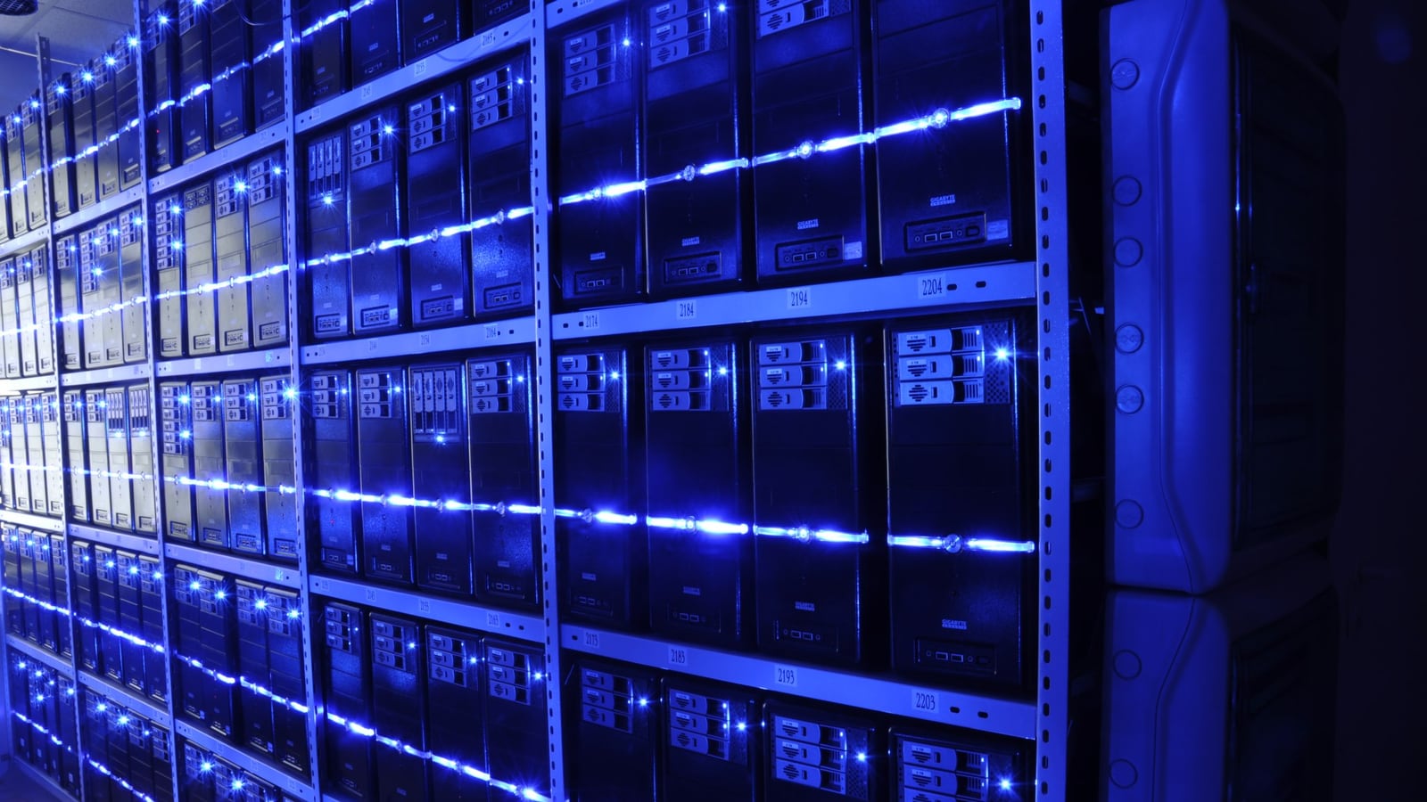 Pasillo de un centro de datos con servidores en rack