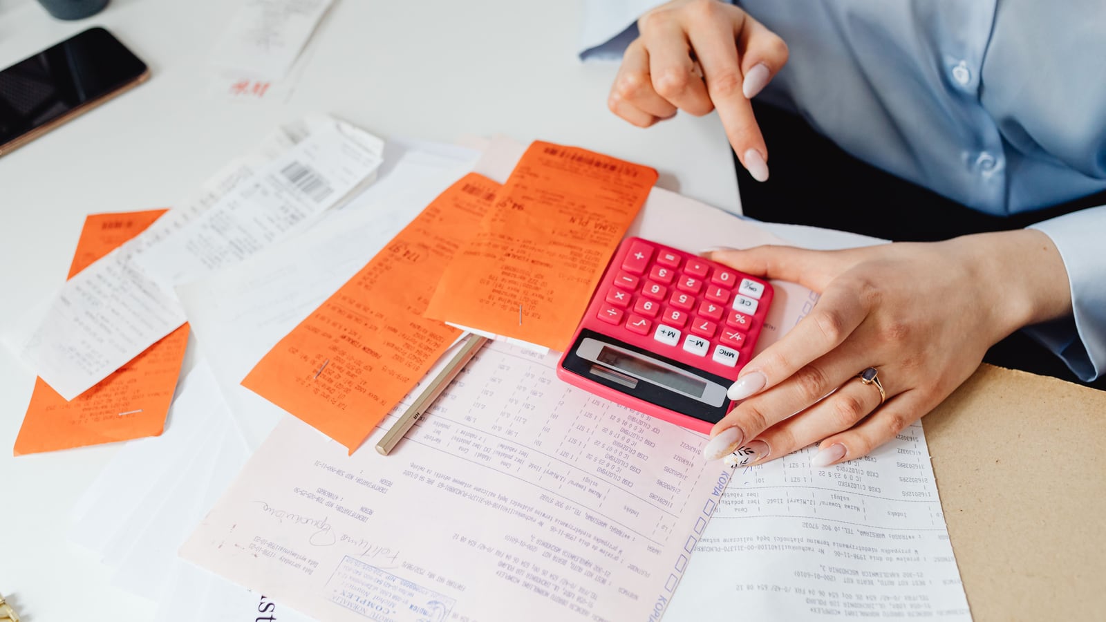 Gestión fiscal de un pequeño negocio con recibos y calculadora