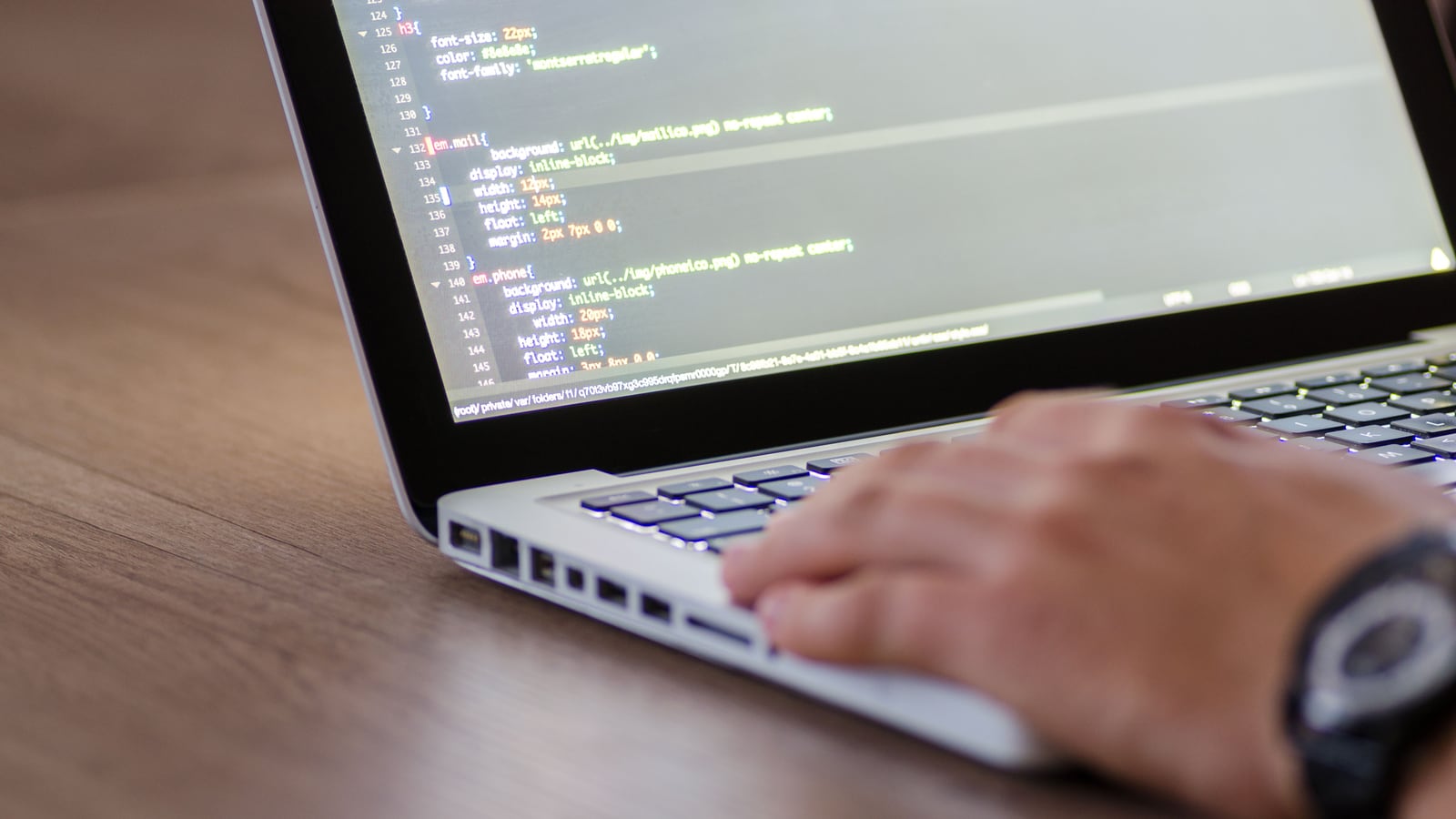 Desarrollador programando en un portátil