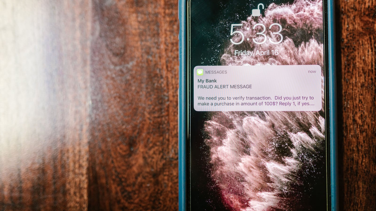 Mensaje SMS sospechoso en un teléfono móvil