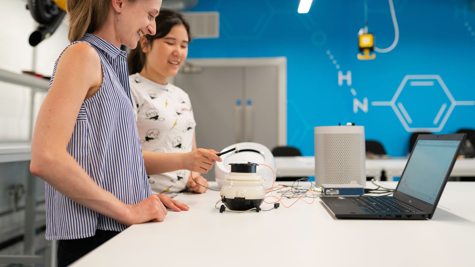 Equipo probando tecnología con ordenadores en una oficina