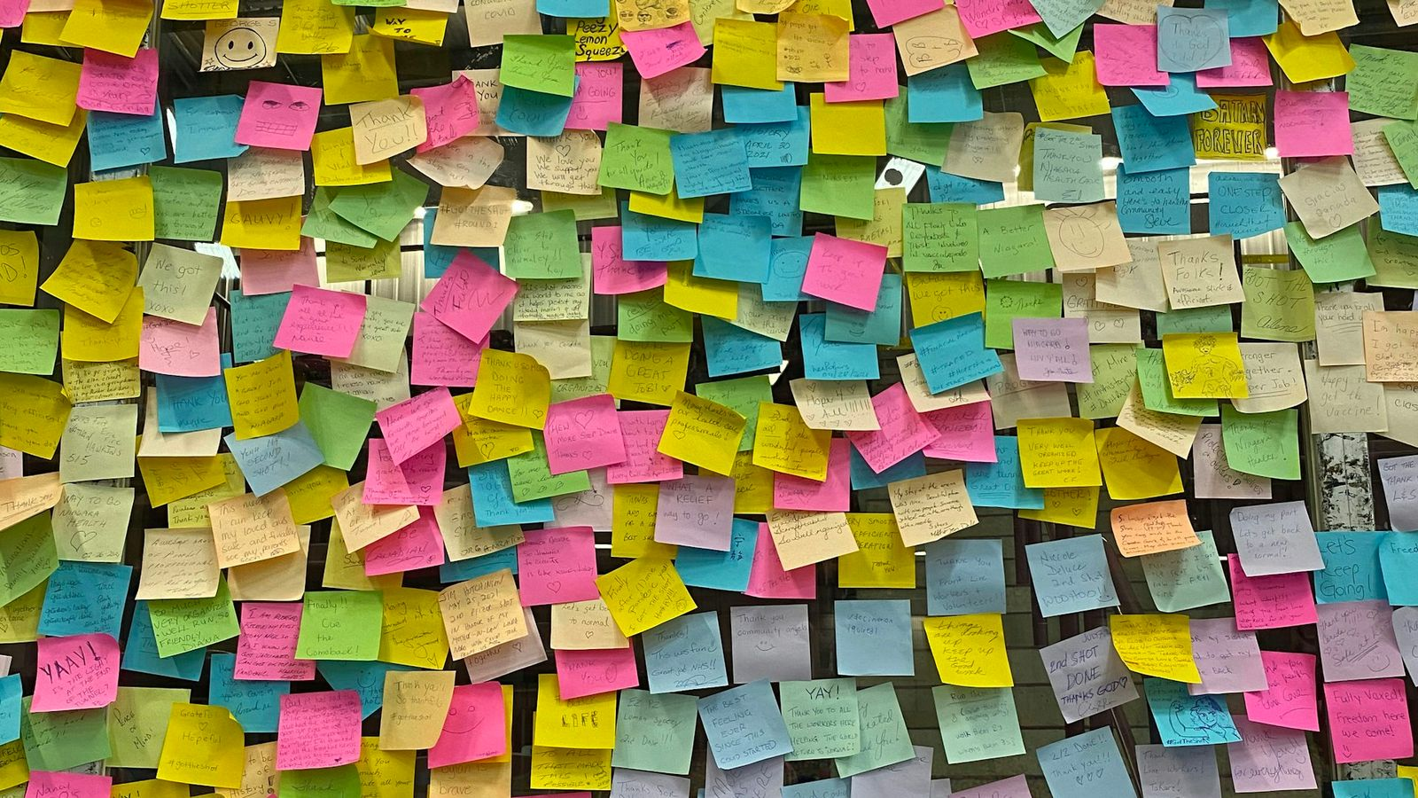 Muchas notas adhesivas de colores pegadas en una pared para mapear un proceso.